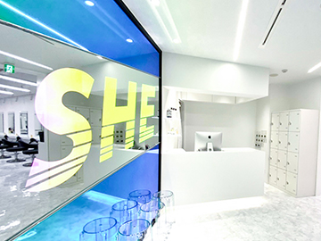 SHE【シー】